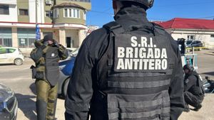 Alertă cu bombă la o bancă din Botoșani. Sunt trupe speciale, zona s-a izolat. S-a observat o valiza de catre angajați