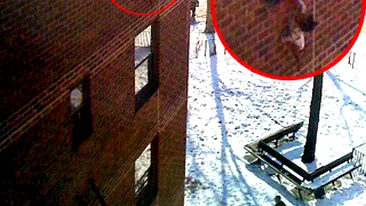 Copil de 7 luni atarnat de fereastra din cauza unui incendiu