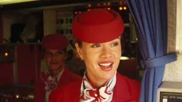 O stewardesa a fost ceruta in casatorie la mii de metri inaltime