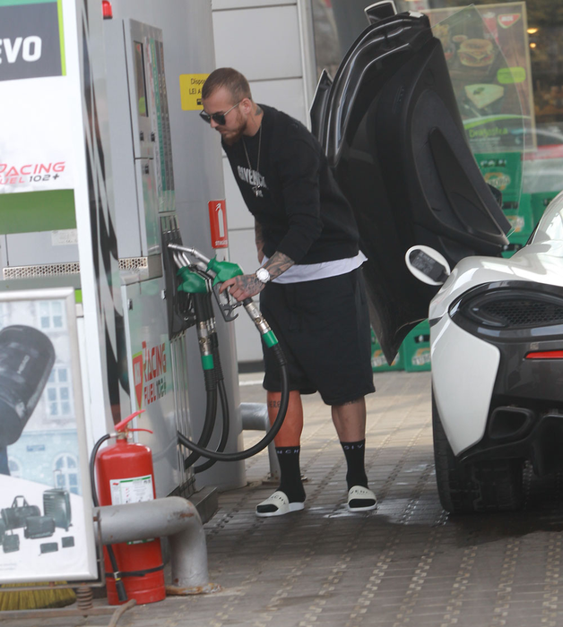 Denis Alibec a coborât în papuci la benzinărie ca să facă plinul McLaren-ului de 170.000 €