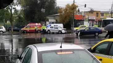 O mașină de poliție, implicată într-un accident rutier în Capitală. O persoană a fost rănită