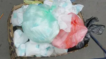 Incredibil pana unde poate sa ajunga nesimtirea! O femeie din Constanta e atacata de copiii vecinilor cu scutece folosite!