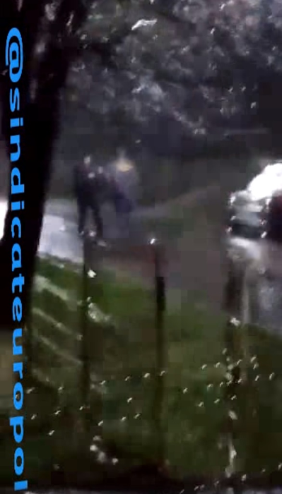 Focuri de armă la o secție de votare din Prahova! Un polițist a fost filmat în timp ce împușcă doi dintre bărbații care l-au atacat