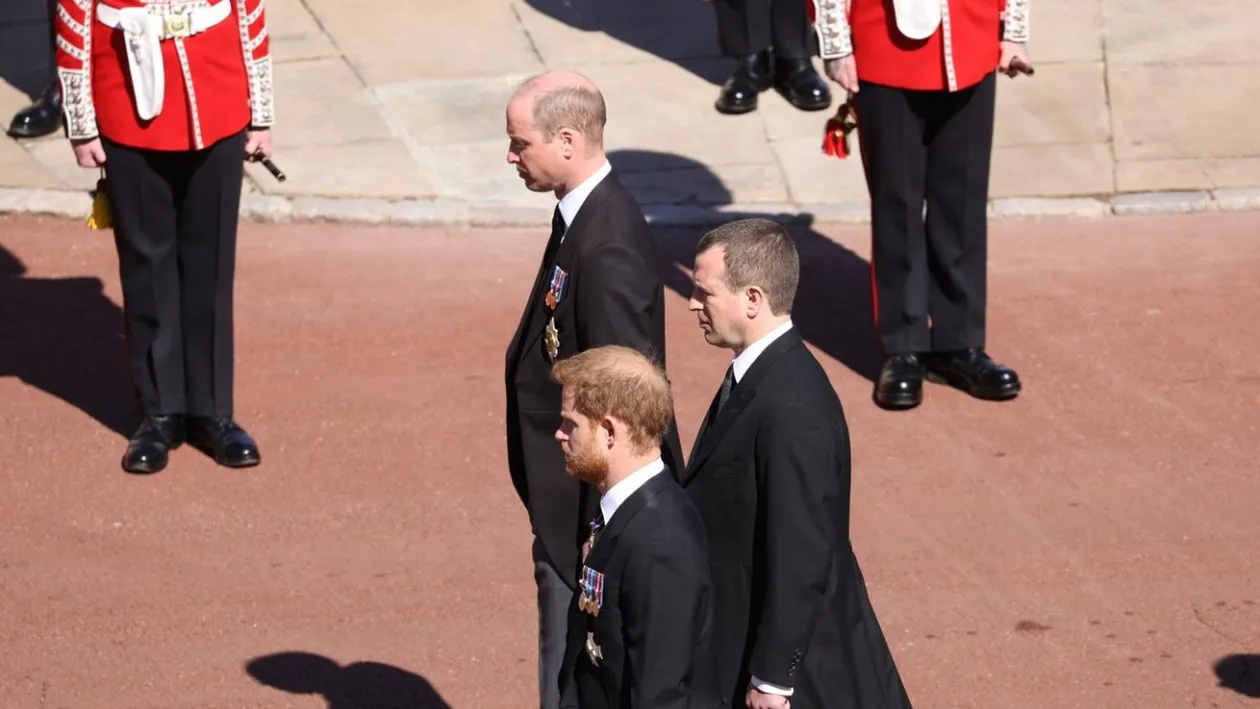 Funeraliile prințului Philip. Tensiuni pe tot timpul ceremoniei, între Harry și William. Cei doi frați, „ținuți” departe unul de celălalt. FOTO