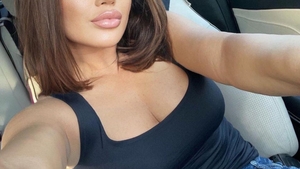 A renunțat la BMW-ul roz!? Carmen de la Sălciua s-a fotografiat cu noua mașină! Cum și-a pus ”amprenta” pe bolid