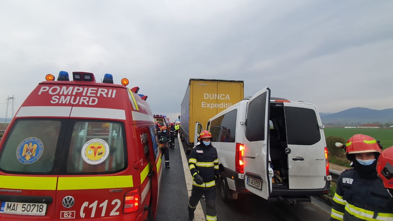 Opt persoane aflate într-o dubă, implicate într-un accident pe A1, în județul Sebeș. FOTO