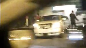 VIDEO EXCLUSIV. Imagini de la eliberarea unui şmecher! ”Tovarăşii” l-au aşteptat ca gansterii, cu limuzina de 7 metri la poarta închisorii!
