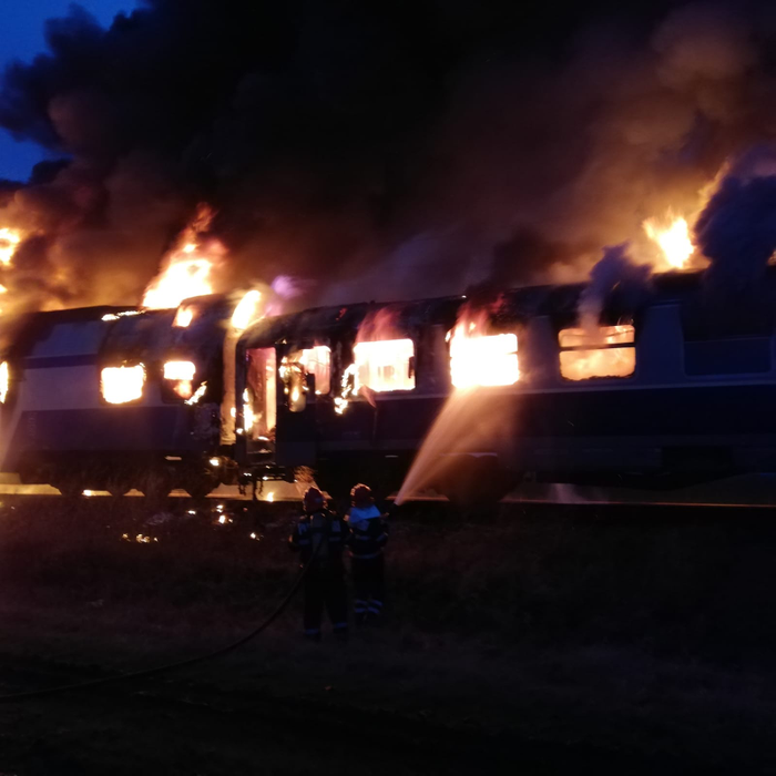 Au ars două vagoane ale trenului 1825 (Foto: CFR SA)