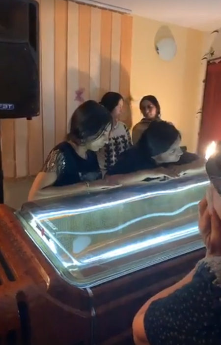 Soția lui Dany Vicol, nedezlipită de sicriul bărbatului iubit. Imagini de la priveghiul tânărului ucis în accidentul provocat de Mario Iorgulescu. VIDEO