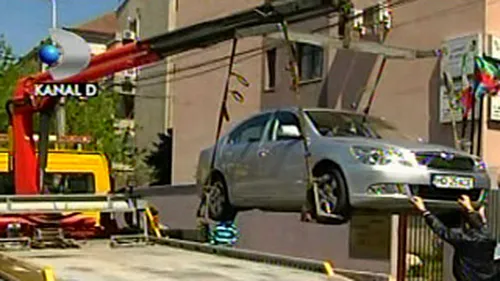 VIDEO Autoritatile i-au ridicat masina Roxanei Ionescu! Afla cum a reactionat vedeta si de ce a vrut sa isi bata o prietena