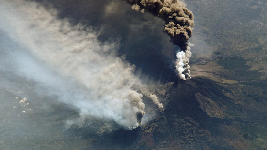 Rusia, lovită de blesteme? Un vulcan adormit de 450 de ani a erupt violent, după cutremurul de 8,8 grade