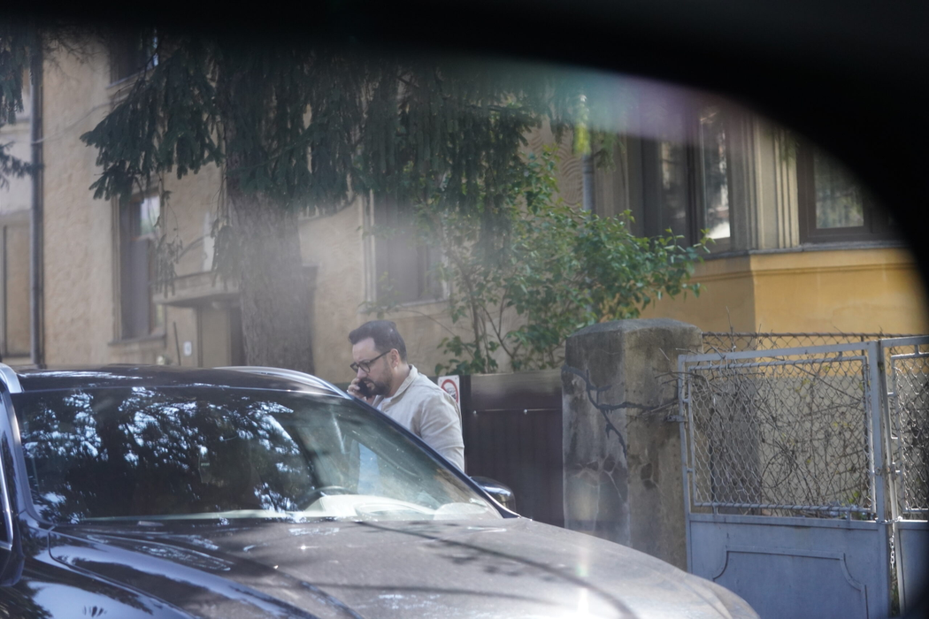Măruță închide portiera și vorbește la telefon (Foto: CANCAN.RO)