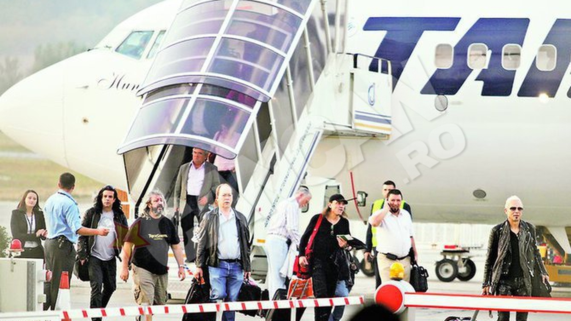 Avionul care i-a dus la Cluj pe Scoprions si pe Bianca Dragusanu aproape ca s-a infipt in asfalt! Vezi ce probleme au aparut la aterizare!