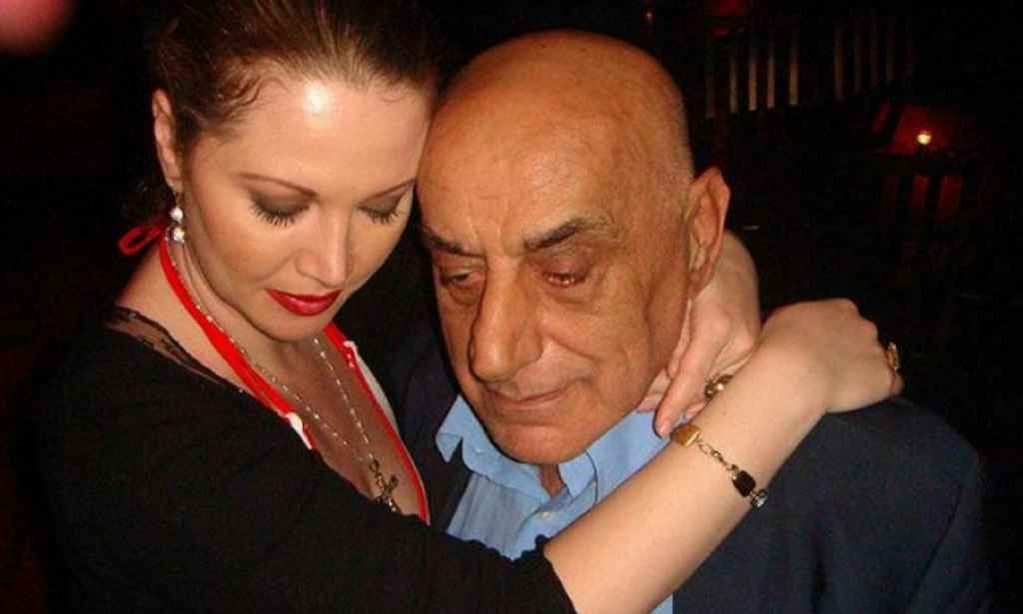 Viorel Lis joacă la păcănele, iar Oana filmează: ”Momentul ăla când ai pensia mică…”