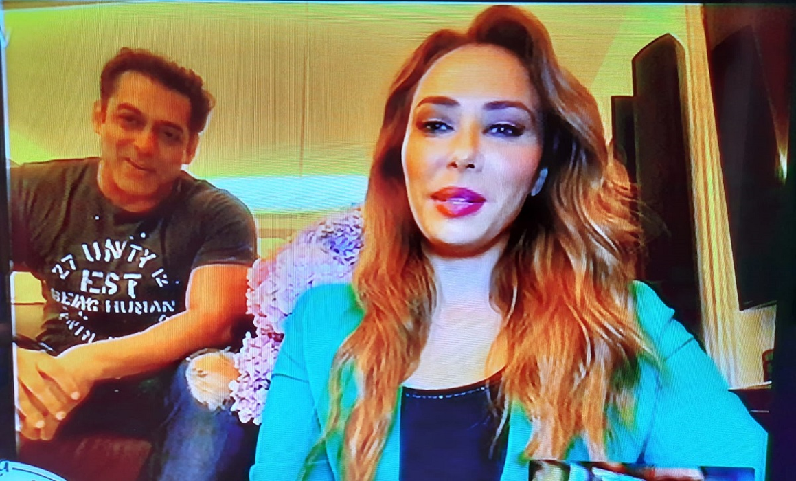Iulia Vântur, într-o apariție televizată alături de Salman Khan / Sursă foto: captură PRO TV