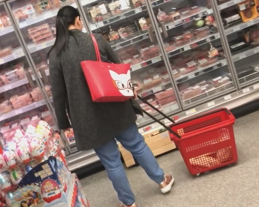 Gabriela Cristea a ”valsat” printre rafturi, bucurându-se la maximum de partida de shopping