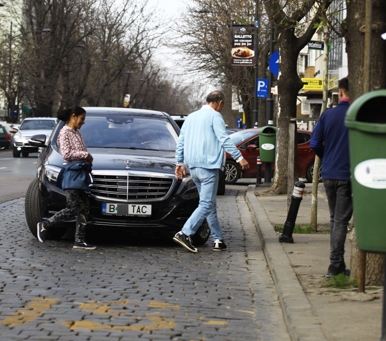 Gigi Becali și-a parcat luxosul Maybach în stația de autobuz