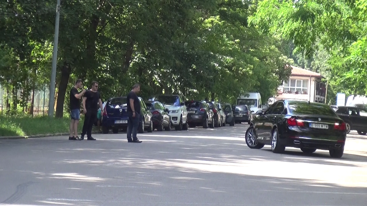 „Bozo“ şi fratele său au făcut fotografii unui BMW, nu înainte de a-i scoate numerele de înmatriculare