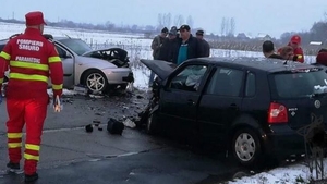 Accident cumplit în Hunedoara! O șoferiță de 25 de ani a derapat și a intrat într-o mașină! O femeie a murit pe loc