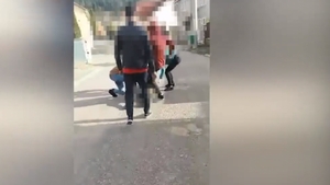 Bătaie cruntă în curtea unui liceu! O elevă de clasa a IX-a, lovită cu bestialitate de colegele ei. „Te desfigurez!”