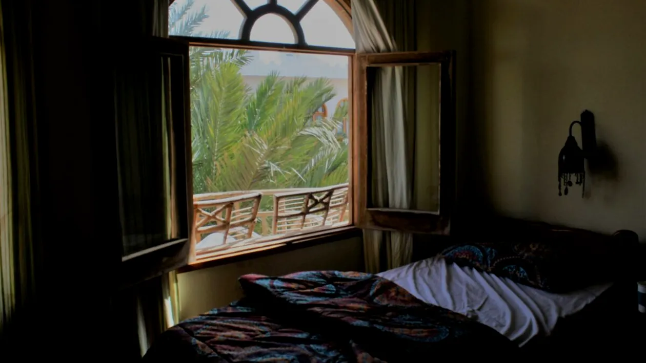 De ce nu trebuie să dormi cu geamul deschis pe timp de vară. Medicii spun că ne expunem la pericole uriașe