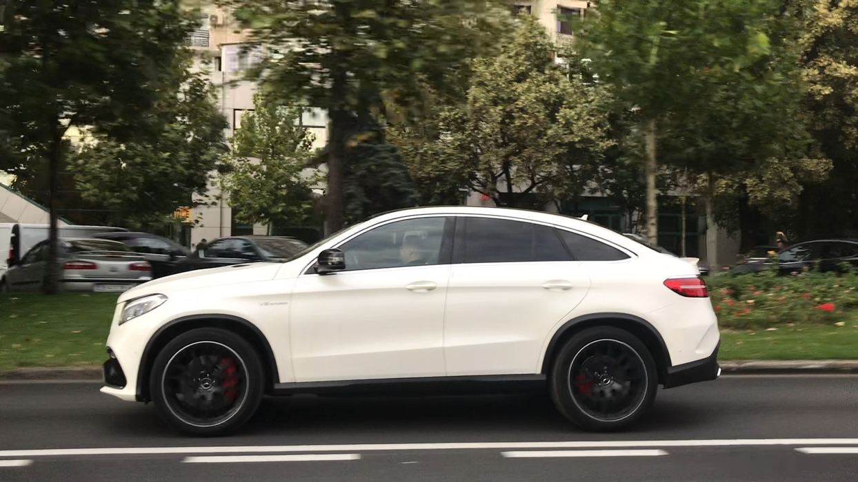 Adi Minune a defilat cu noul său bolid de lux, un Mercedes Benz GLE 6.3 AMG S care este evaluat la peste 130.000 de euro