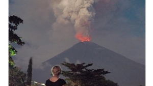 Stare de alertă în Bali! Vulcanul Agung a erupt și a aruncat cenușă la 2 km în aer