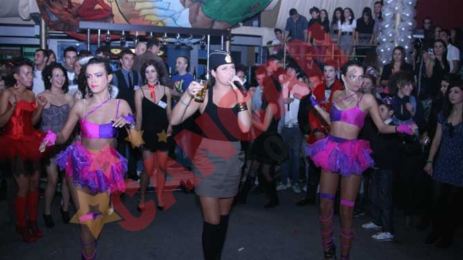 Raluka a cantat cu paharul de ceai in mana