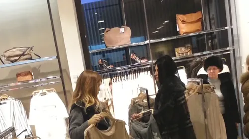 Îşi tratează depresia prin shopping? Gina Pistol a luat toate magazinele din mall la rând şi a plecat cu plasele pline