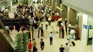 Un cetatean rus prins cu 57.000 de euro pe aeroportul Otopeni! A ramas fara bani pentru ca nu i-a declarat