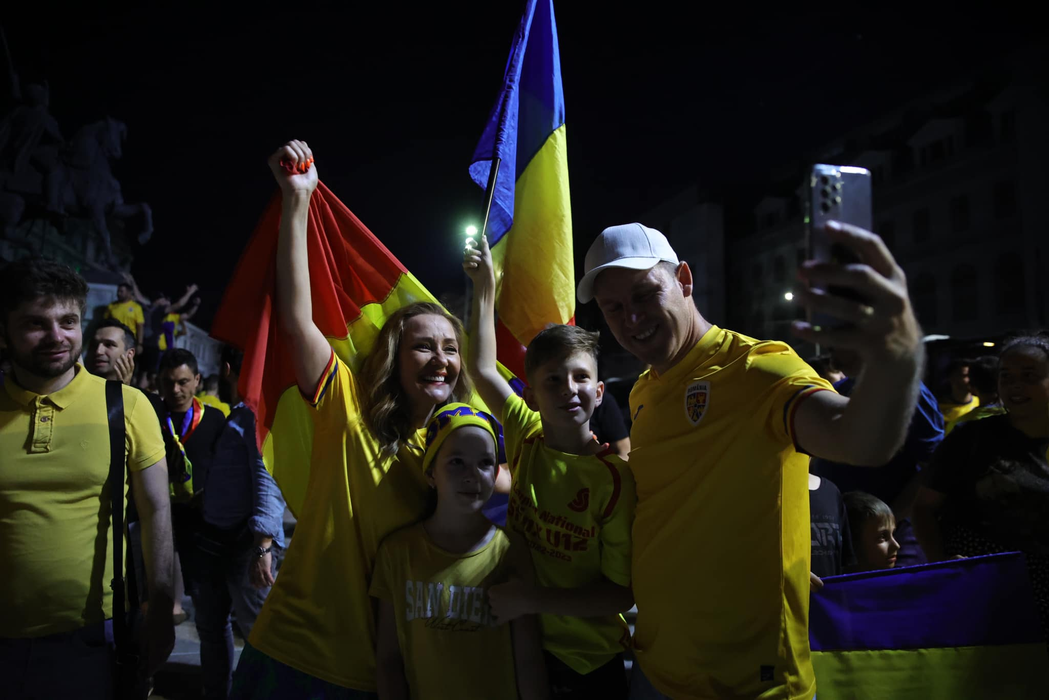 Elena Lasconi a sărbătorit calificarea României în Piața Universității (sursa FOTO: Facebook)