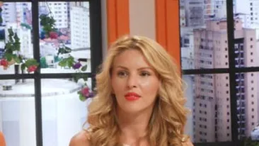 VIDEO Denisa Nechifor nu s-a ingrasat in timpul vacantei din Turcia chiar daca a dat iama in cartofi prajiti! Vezi secretul ei pentru o silueta de invidiat