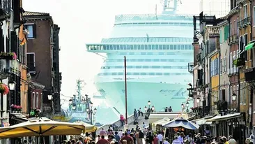 Linistea venetienilor s-a dus pe apa Sambetei! Invadati de un vas gigant