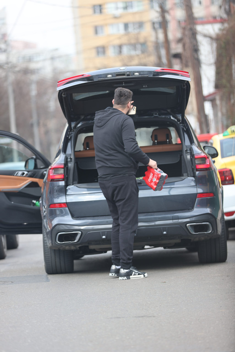 Ibrahim, iubitul Ralucăi, are de luat niște sticle de cola din portbagaj (Foto: CANCAN.RO)