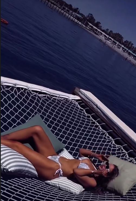 Bianca Drăgușanu, în hamac  în Antalya (Foto: Instagram)