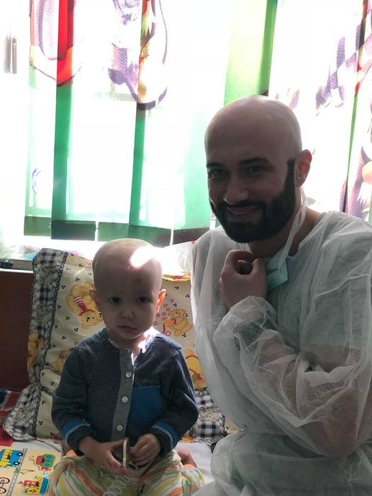 Codin Maticiuc și Mihai Bendeac au vizitat copiii bolnavi de cancer dintr-un spital: „De la doi păcătoși, acum, în Săptămâna Mare transmitem sănătate”