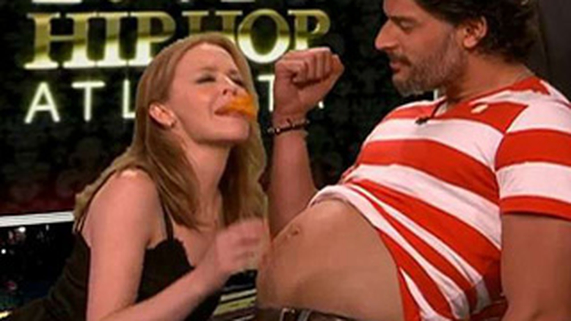 Kylie Minogue a luat-o razna! Uite cum mananca chipsuri direct de pe burta unui barbat!