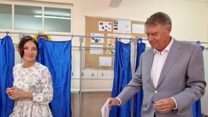 Cum au apărut Carmen și Klaus Iohannis la secția de votare. Soția fostului președinte a ales o creație a unui designer american