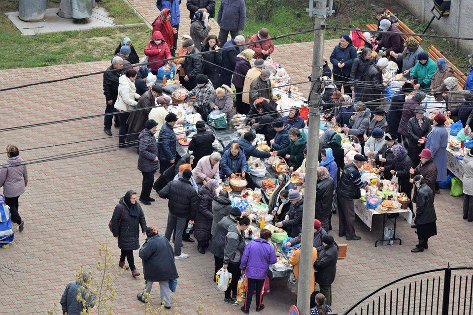 Zeci de oameni, la un praznic organizat în curtea unei biserici din Iași! Decizia polițiștilor în legătură cu iresponsabilitatea creștinilor în plină epidemie de coronavirus