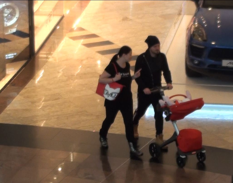 Gabi și Tavi se plimbă, alături de micuța Bella Victoria Margot