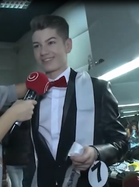 Vedeta din imagine a crescut și a ajuns la Power Couple! Recunoști cine e tânărul din poze?