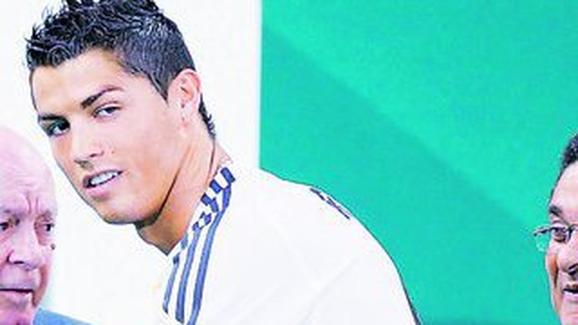 Cat de prost sa fii! Cristiano Ronaldo a trimis pozele sexy cu o admiratoare la toata agenda lui telefonica!