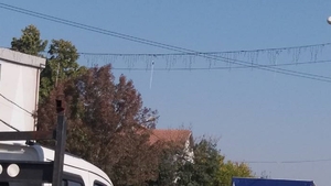 FOTO. Se întâmplă la Slatina. Au împodobit oraşul cu luminiţe de Crăciun, cu aproape trei luni mai devreme