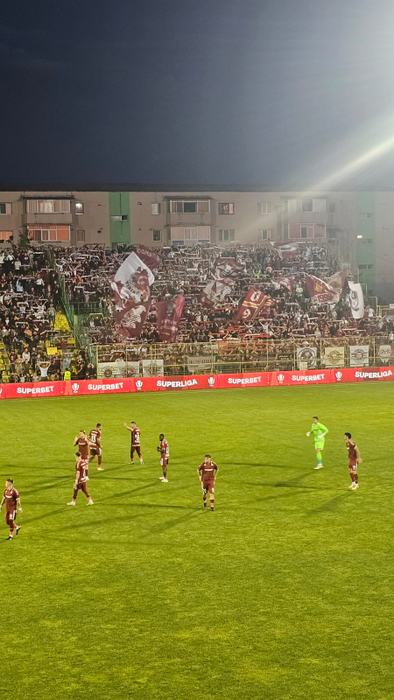 Spectacol la meciul FC Argeș – Rapid: fanele lui Dobrin au eclipsat fazele de joc cu ținutele lor provocatoare!