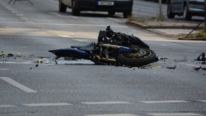 Tragedie în Capitală! Un motociclist în vârstă de 26 de ani a murit după ce a intrat într-un tramvai
