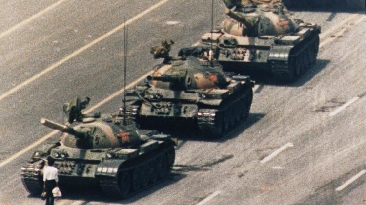 A murit Charlie Cole, jurnalistul care a realizat celebra fotografie "Omul din Piața Tiananmen"