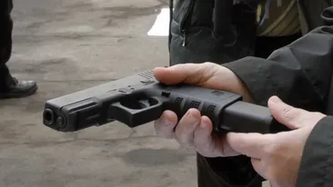 Un bărbat din Buzău a tras cu arma în trei tineri, după ce ei au intrat peste el în casă