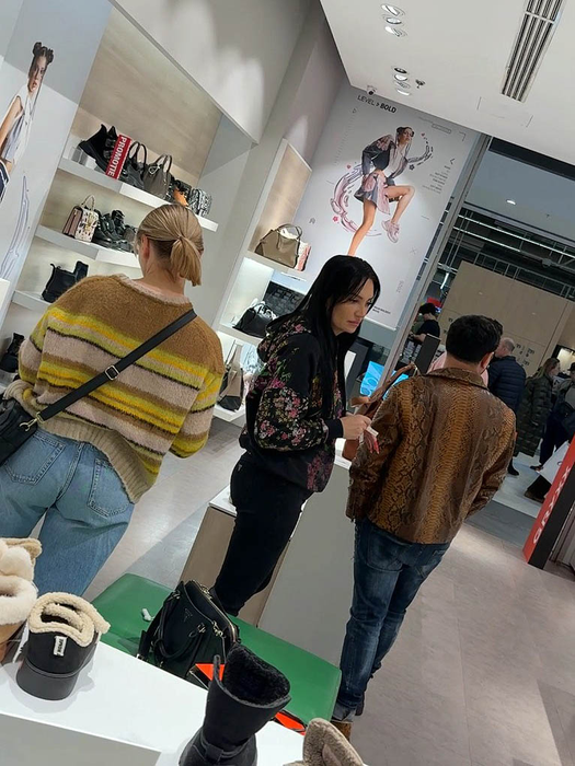 Manelistul s-a orientat către o pereche de crocși