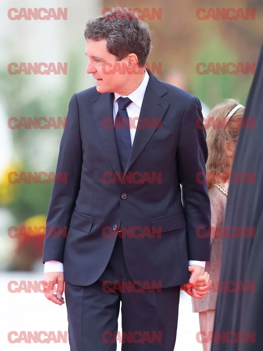 Președintele țării, Nicuțor Dan, și-a făcut prezența în urmă cu puțin timp la slujba de sfințire a Catedralei Mântuirii Neamului