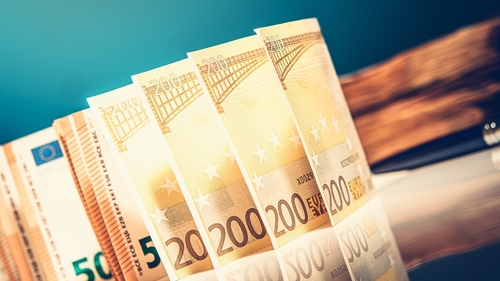 Jobul neobișnuit care îi aduce sute de euro pentru câteva ore de așteptare. Ce face un tânăr de 23 de ani